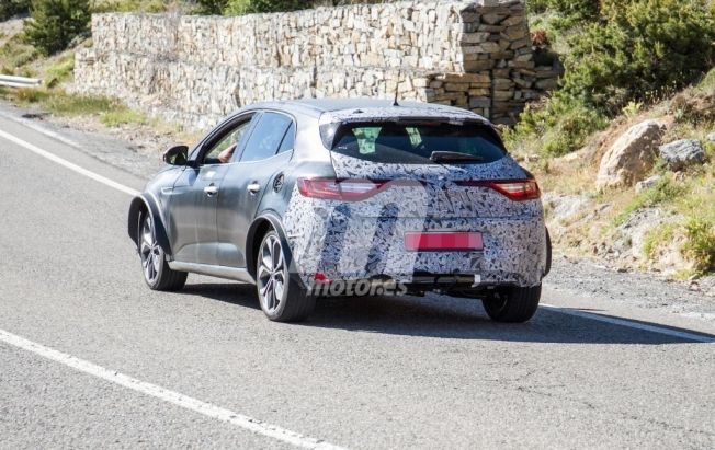 Renault Mégane RS 2021 - foto espía posterior