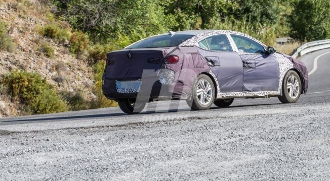 Hyundai Elantra 2020 - foto espía posterior