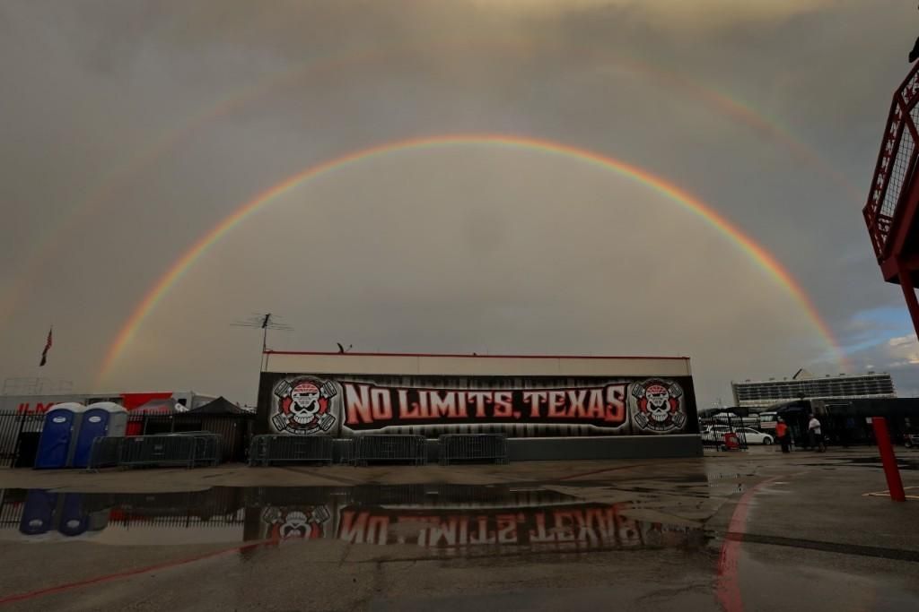 Scott Dixon manda en Texas en unos libres acortados por la lluvia