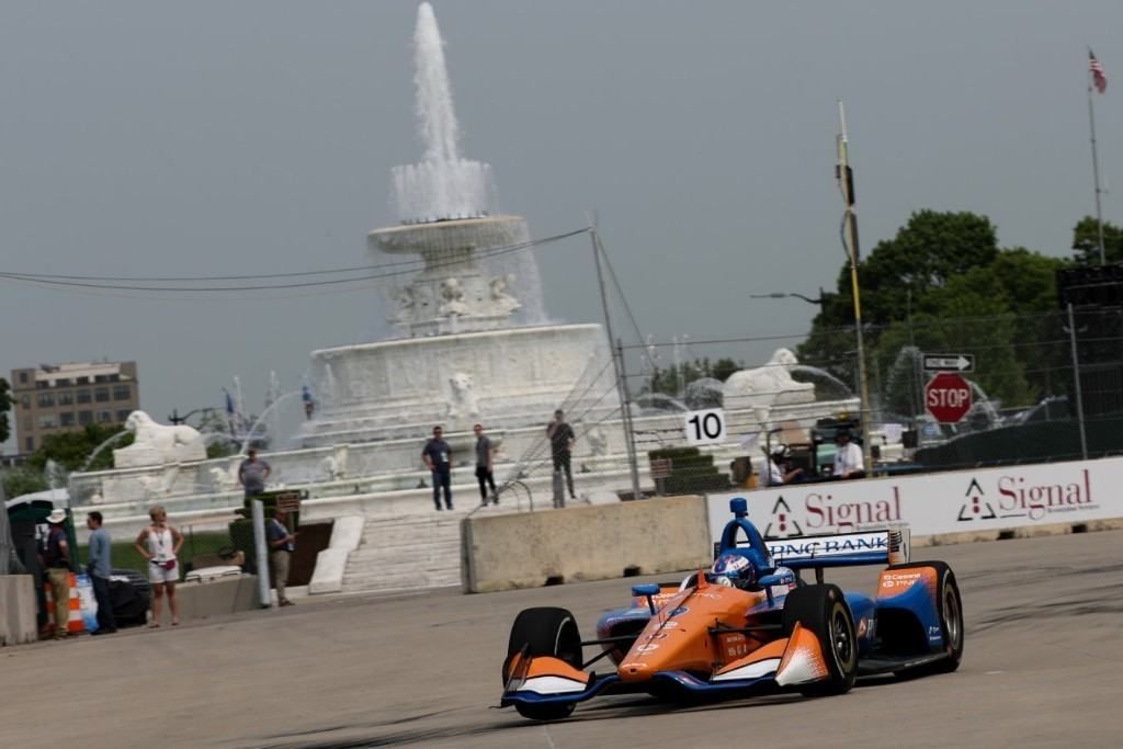 Scott Dixon vence en una accidentada segunda carrera en Detroit