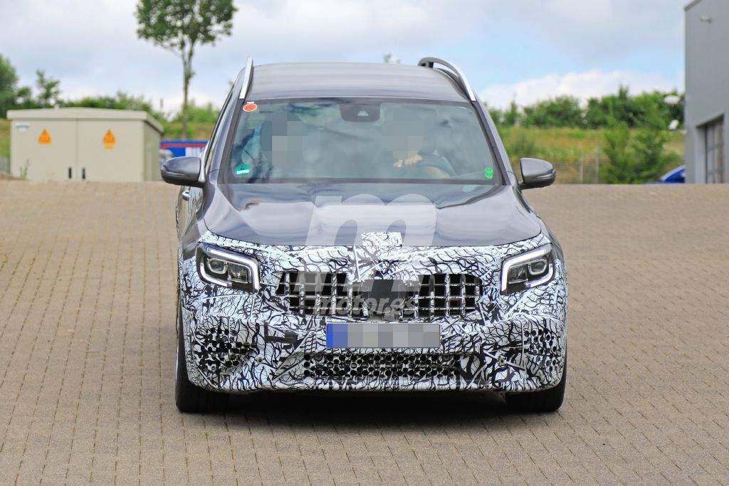 El nuevo Mercedes-AMG GLB 35 4MATIC 2019 aterriza en Nürburgring medio destapado