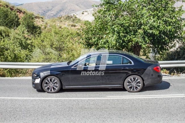 Mercedes Clase E 2020 - foto espía lateral