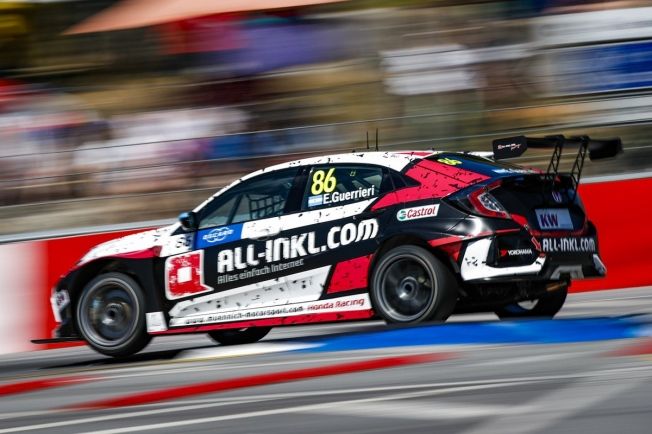 Mikel Azcona conquista su primera victoria en el WTCR