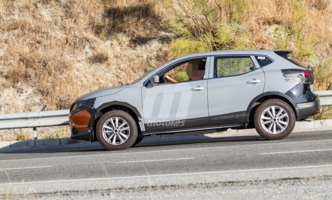 Nissan Qashqai 2021 - foto espía lateral