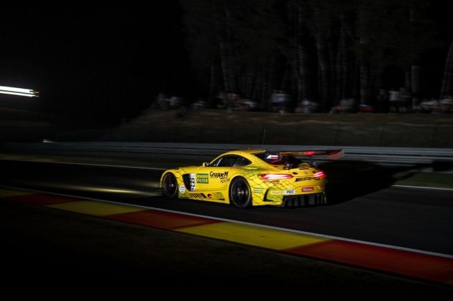 El Porsche #20 se deja ver en la práctica nocturna de Spa