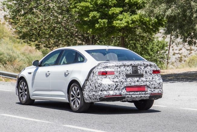 Renault Talisman 2020 - foto espía posterior