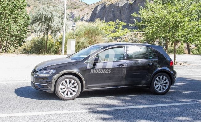 Volkswagen Golf Alltrack 2021 - foto espía lateral