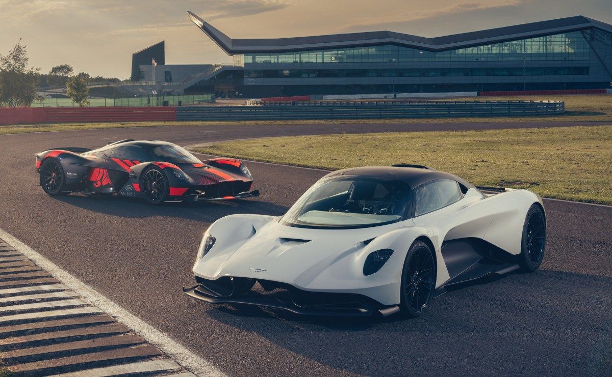 El Aston Martin Valhalla se estrena en circuito junto al Aston Martin Valkyrie