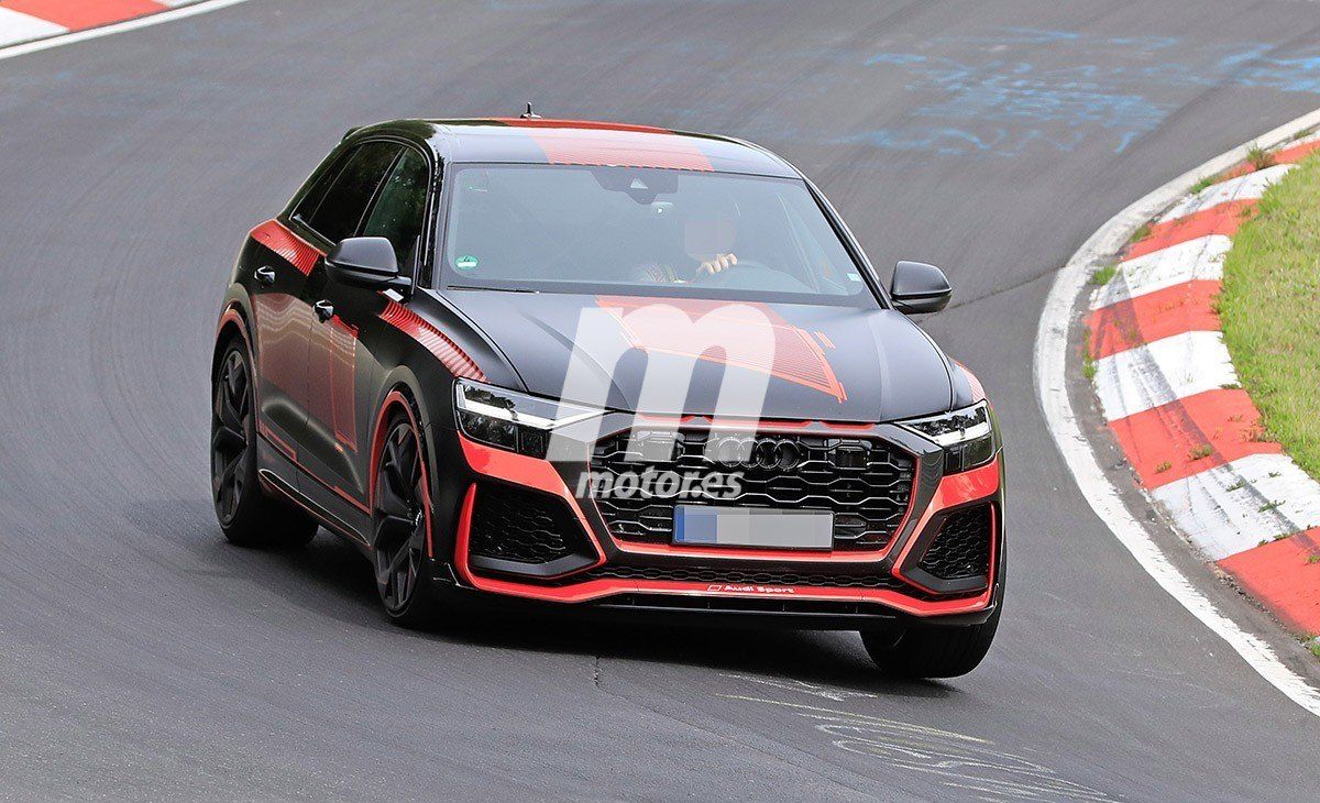 El esperado Audi RS Q8 estrena decoración a su paso por Nürburgring