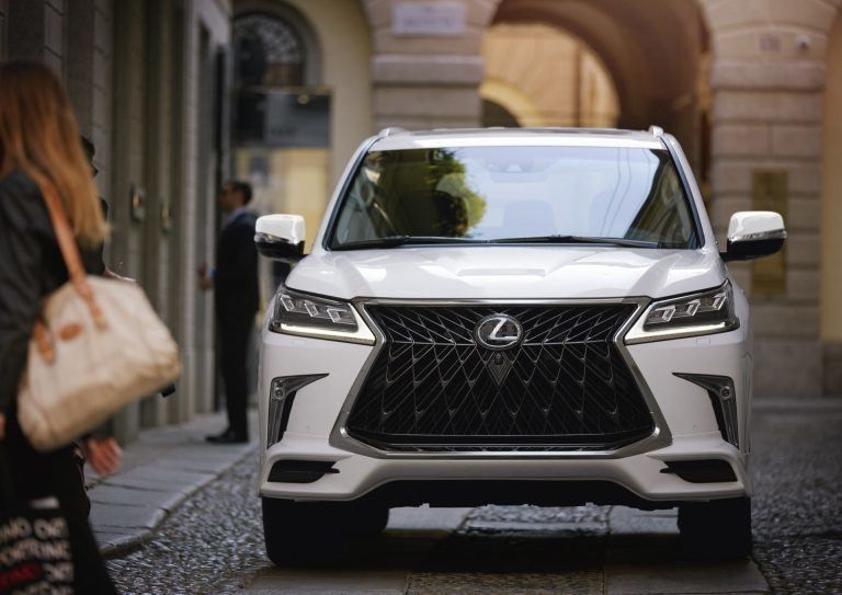 El enorme Lexus LX 570 luce más agresivo gracias al nuevo Sport Package