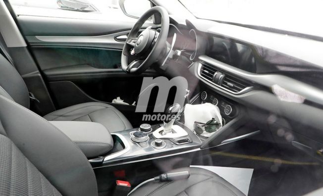 Alfa Romeo Stelvio 2020 - foto espía interior