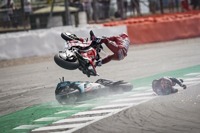 Dovizioso y Quartararo salen indemnes de su brutal caída en Silverstone