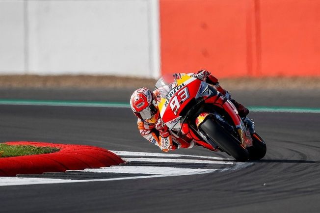 Marc Márquez logra la pole en Silverstone a rueda de Valentino Rossi