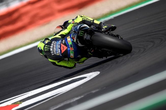 Marc Márquez logra la pole en Silverstone a rueda de Valentino Rossi