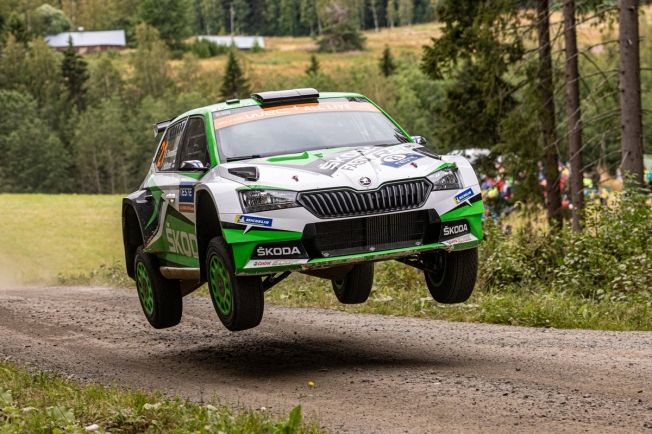 Ott Tänak resiste la presión de Esapekka Lappi en Finlandia