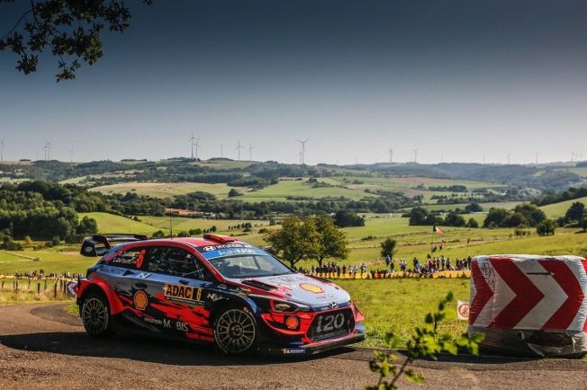 Ott Tänak supera a Dani Sordo en el SS1 del Rally de Alemania