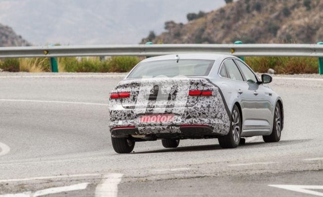 Renault Talismán 2020 - foto espía posterior