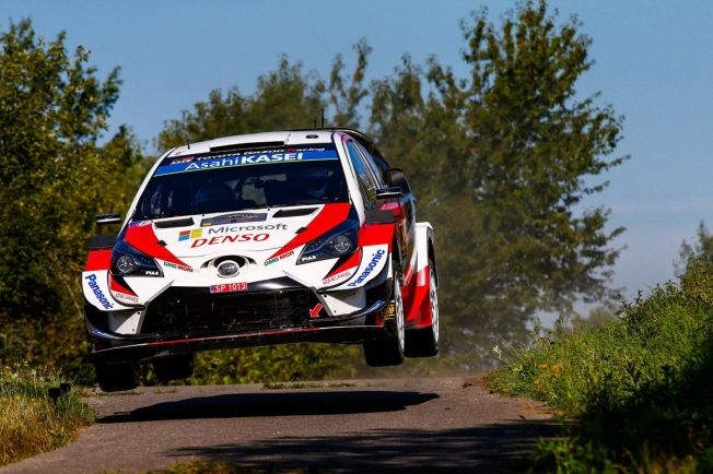 Tänak y Neuville mantienen su lucha en el ecuador del Rally de Alemania