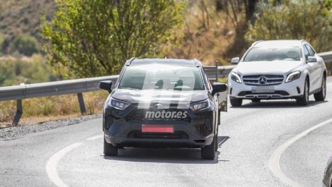 Toyota RAV4 PHEV - foto espía frontal