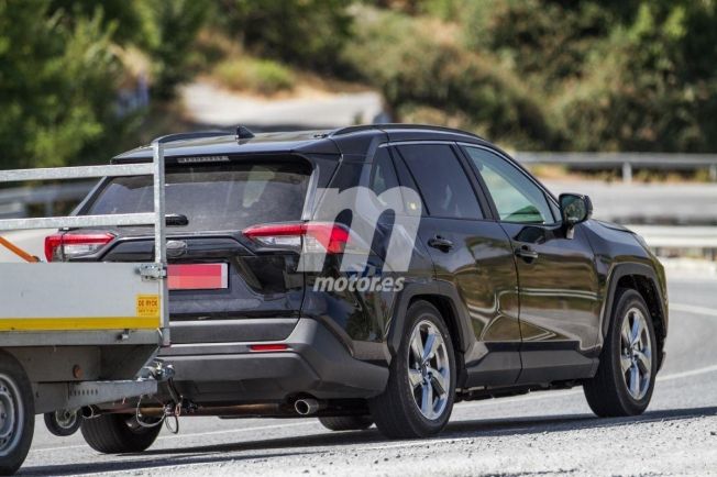 Toyota RAV4 PHEV - foto espía posterior