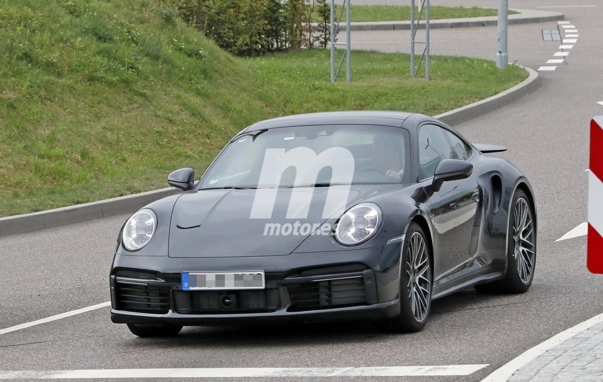 Se acerca el debut mundial del nuevo Porsche 911 Turbo (992), que pierde camuflaje