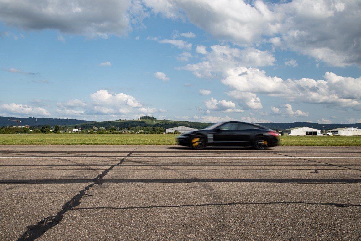 El nuevo Porsche Taycan demuestra su potencia constante: 26 veces a 200 km/h en vídeo