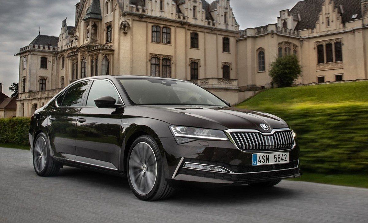 El nuevo Skoda Superb estrena versiones de gasolina con cambio automático