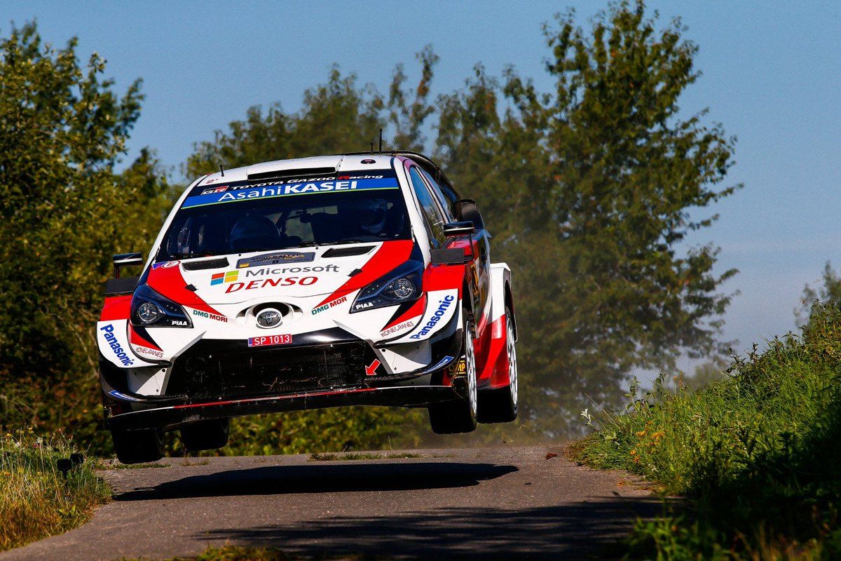 Tänak y Neuville mantienen su lucha en el ecuador del Rally de Alemania