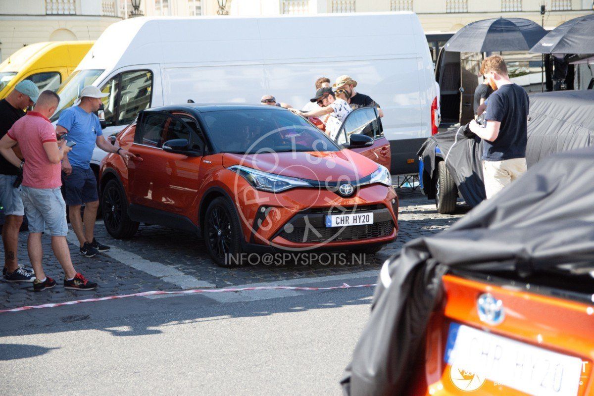 Toyota C-HR 2020, cazado el lavado de cara en plena vía pública