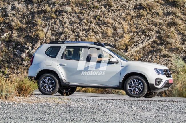 Renault Duster 2020 - foto espía lateral