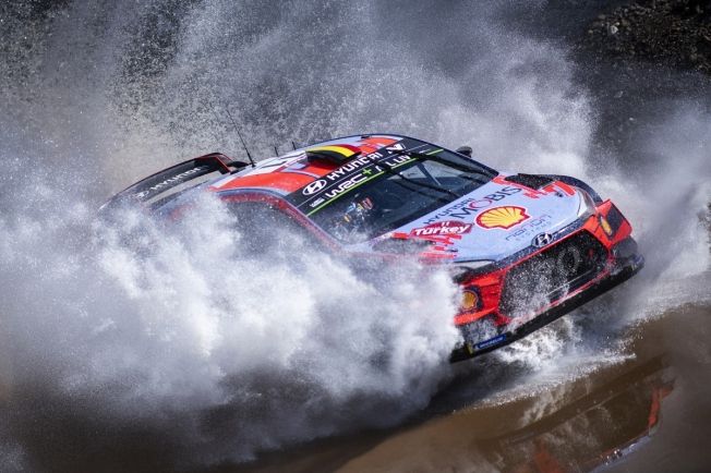 Thierry Neuville y Hyundai se la juegan en el Rally de Gales