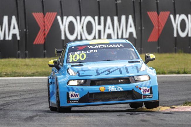 Victora de Yvan Muller en Ningbo, Mikel Azcona sube al podio