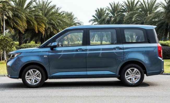 Wuling Hongguang Plus - lateral