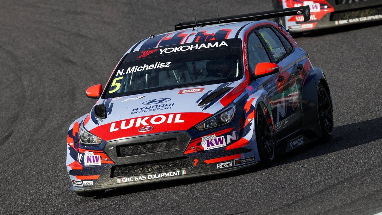 Michelisz devuelve el golpe y gana la segunda manga del WTCR en Suzuka