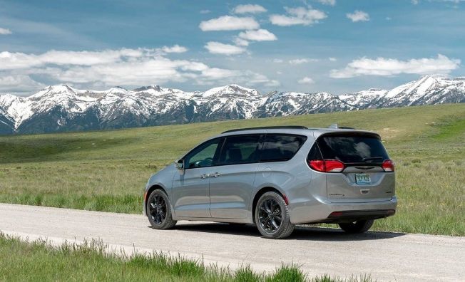 Chrysler Pacifica Red S Edition - posterior