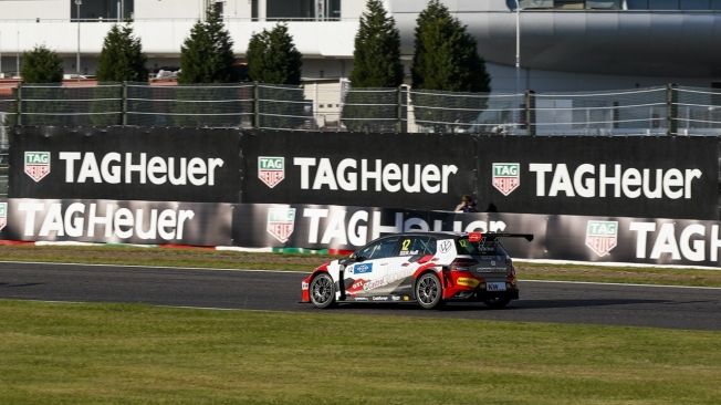 Michelisz devuelve el golpe y gana la segunda manga del WTCR en Suzuka