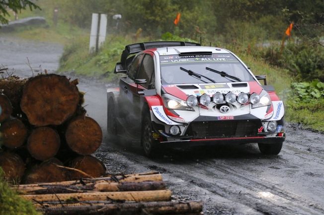 Ott Tänak sigue de líder en Gales, Elfyn Evans deja su sello