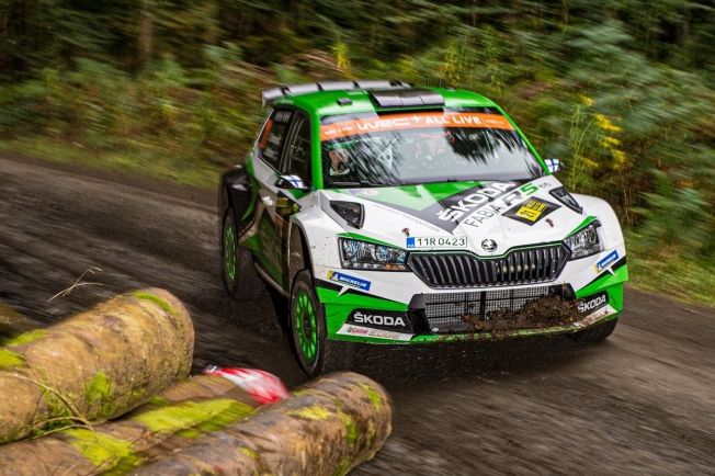 Ott Tänak sigue de líder en Gales, Elfyn Evans deja su sello