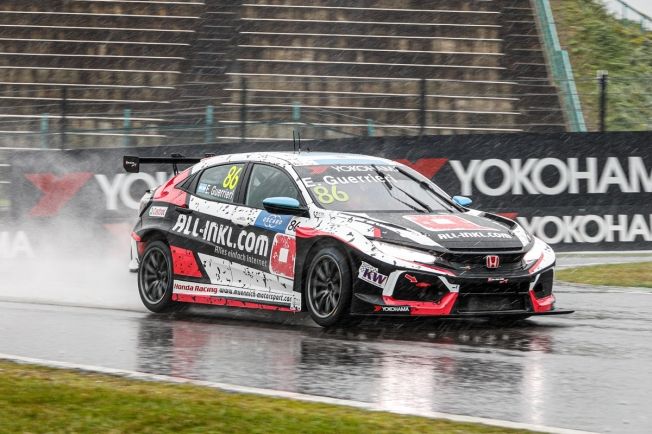 Pole de Tiago Monteiro bajo la lluvia en el triplete de Honda en Suzuka