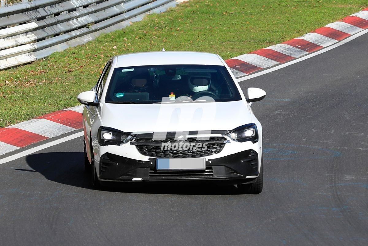 El actualizado Opel Insignia GSi deja nuevos detalles a la vista a su paso por Nürburgring