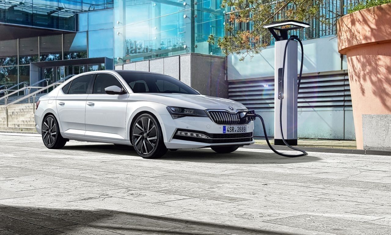 El nuevo Skoda Superb iV híbrido enchufable ya tiene precios en Alemania