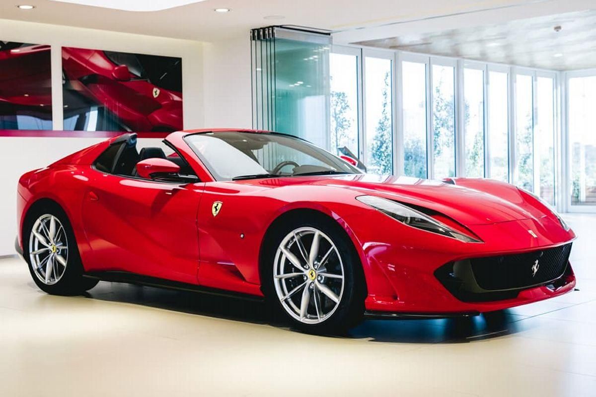 El Ferrari 812 GTS se muestra por primera vez en Rosso Corsa y en vivo