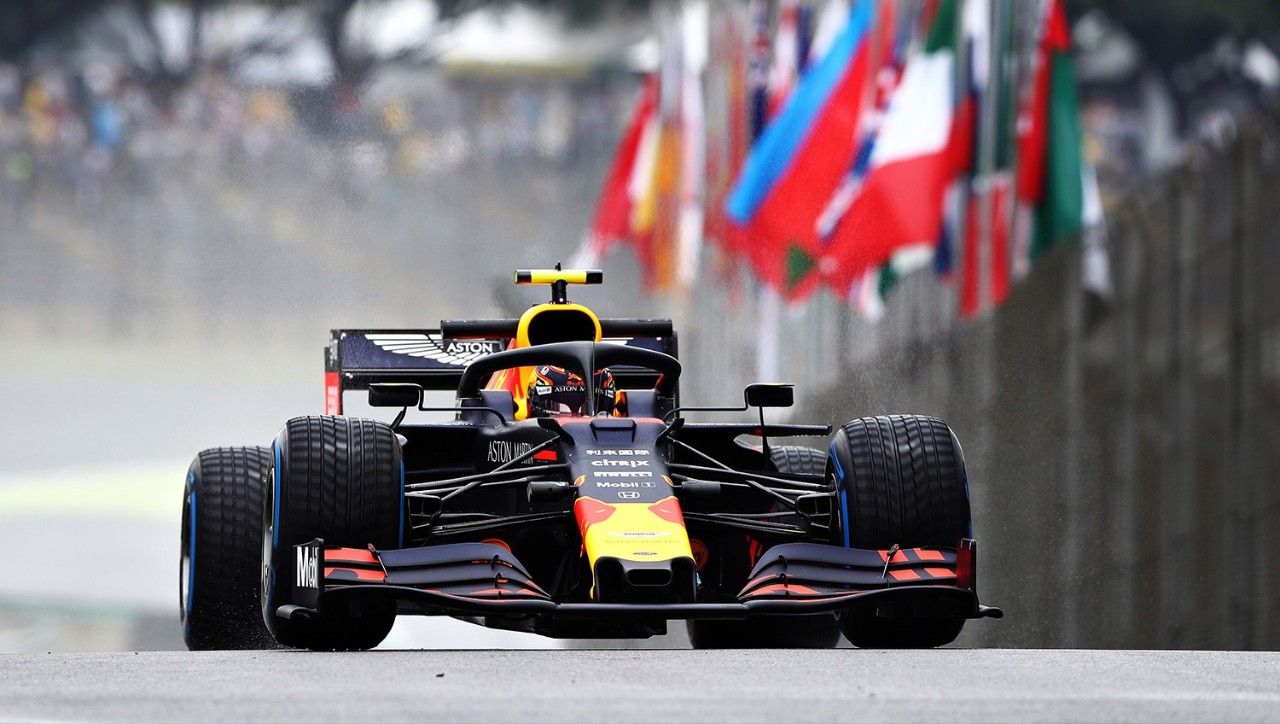 Albon manda bajo la lluvia en Interlagos, pero acaba contra las protecciones