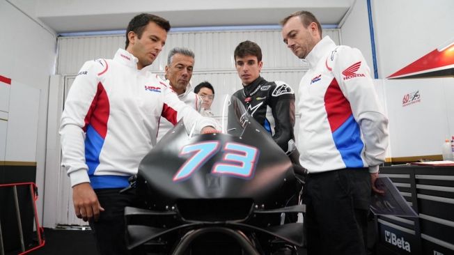 Alex Márquez debuta en Honda con caída y el aval de Alberto Puig