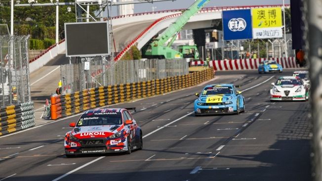 Norbert Michelisz toma la punta del WTCR en un bonito duelo a cuatro