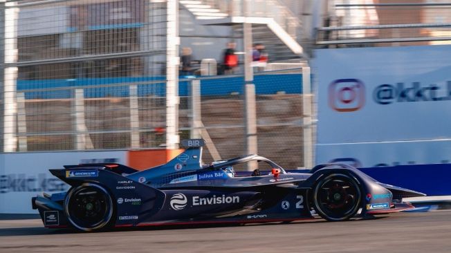 Sam Bird gana una frenética primera carrera del ePrix de Ad-Diriyah