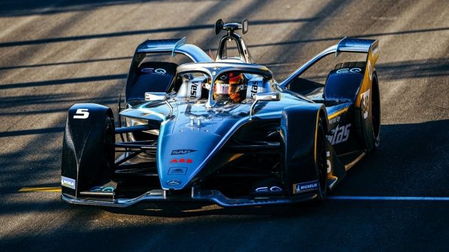 Sam Bird gana una frenética primera carrera del ePrix de Ad-Diriyah