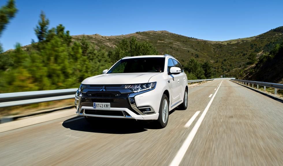 En busca del rendimiento más eficiente: así gestiona el Mitsubishi Outlander PHEV sus tres motores y 230 CV