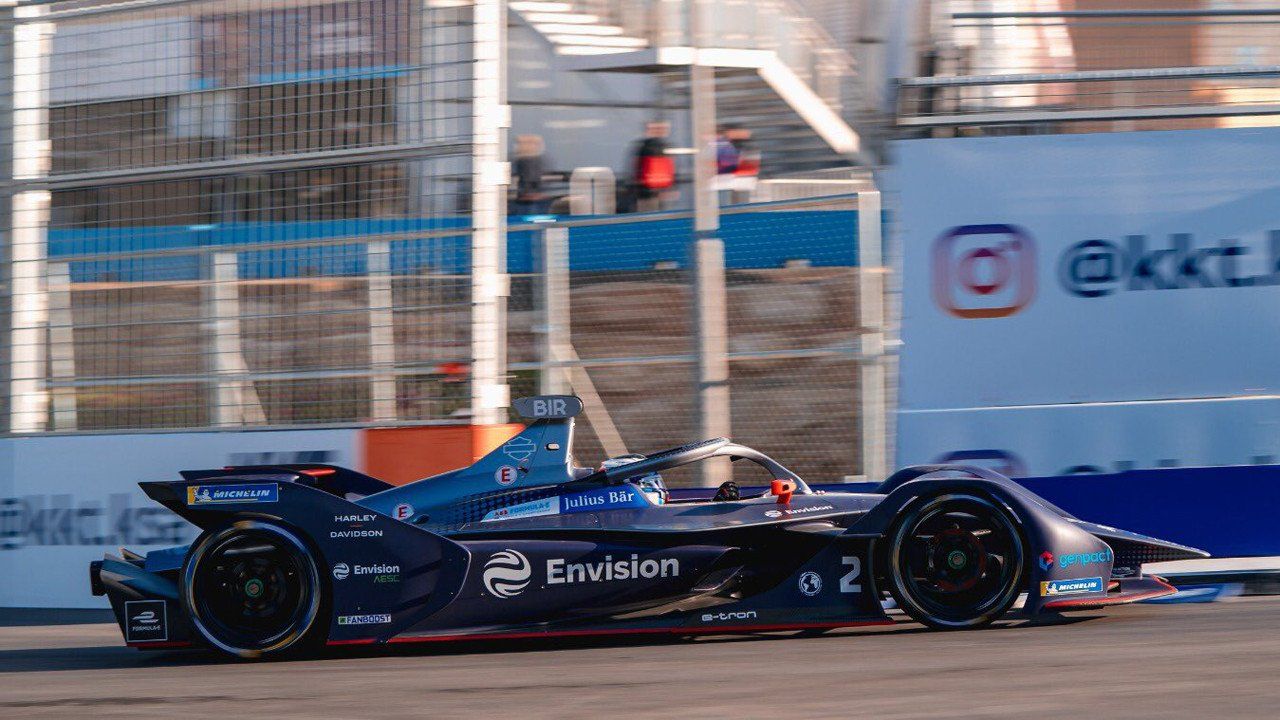 Sam Bird gana una loca primera carrera del ePrix de Ad-Diriyah