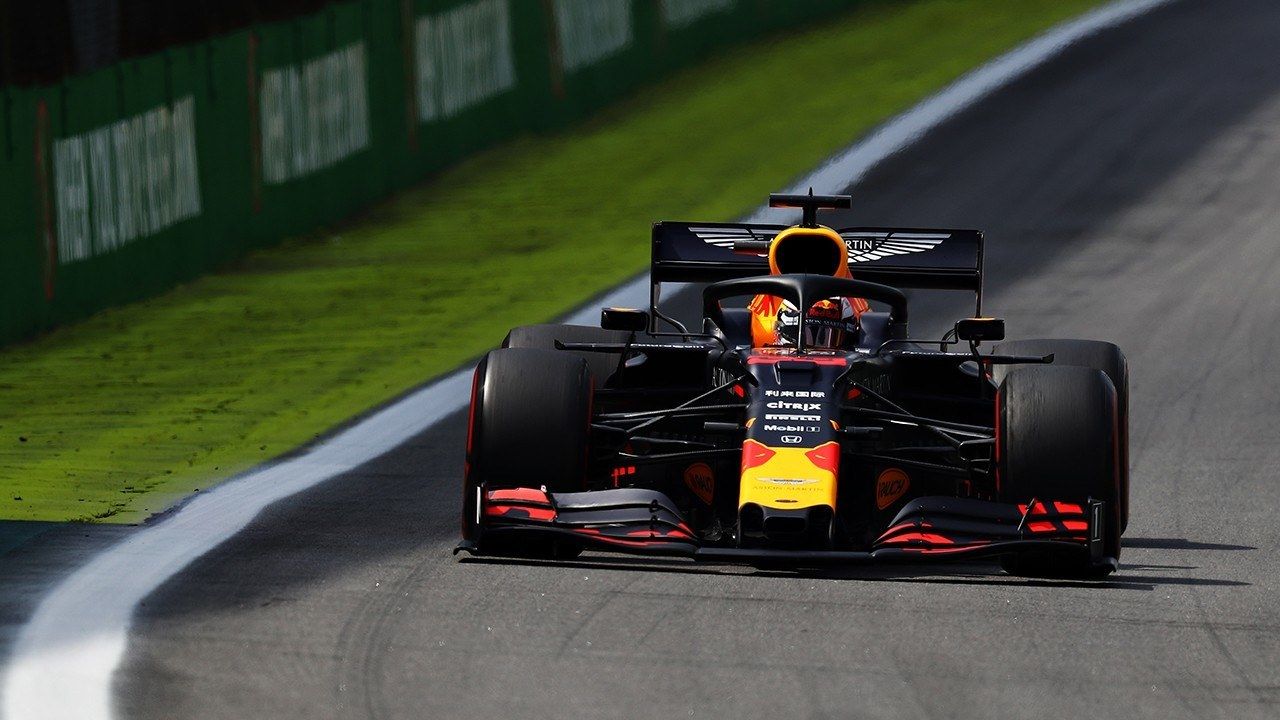 Verstappen gana una loca carrera en Brasil y Sainz, su primer podio en F1